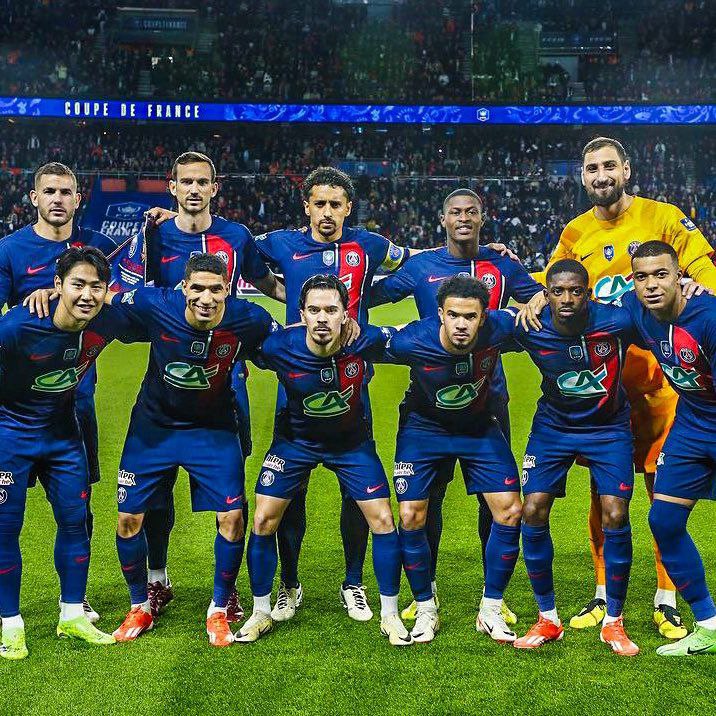 PSG team celebrating league 1 title after Monaco lost their match